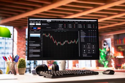 Trading Platforms and Strategies Guide: Explore Market Trends, Trading Suggestions, Portfolio Management Basics, and Learning Resources