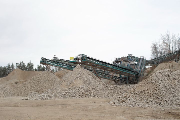 Crusher Machines Guide: Explore Equipment Types, Industrial Applications, Maintenance Tips, Safety Insights, and Operational Basics